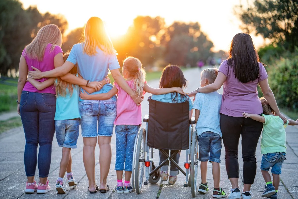 Mehrere Generationen einer Familie halten sich im Arm